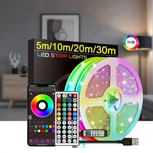 Può includere: Un rotolo di strisce luminose a LED con sfumatura arcobaleno, un telecomando e uno smartphone che mostra una ruota dei colori. La scatola recita "5m/10m/20m/30m LED Strip Lights". Un cavo USB è collegato alle luci.