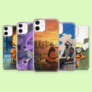 Op de afbeelding: Een verzameling van vijf telefoonhoesjes met illustraties in anime-stijl. De hoesjes tonen verschillende scènes met personages in levendige kleuren, waaronder een zonsondergangachtergrond en gedetailleerde karakterontwerpen. De hoesjes zijn ontworpen voor een smartphone.