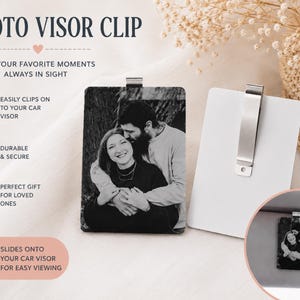 Op de afbeelding: Een rechthoekige foto-zonneklepclip met een zwart-witportret van een koppel. De clip heeft een metalen bevestiging aan de achterkant voor montage op een zonneklep. Tekst: PHOTO VISOR CLIP, KEEP YOUR FAVORITE MOMENTS ALWAYS IN SIGHT, EASILY CLIPS ON TO YOUR CAR VISOR, DURABLE & SECURE, PERFECT GIFT FOR LOVED ONES, SLIDES ONTO YOUR CAR VISOR FOR EASY VIEWING.