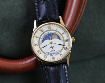 Quartz watch Luch, Real Moon Phases Calendar, Moon wrist watch, round face, Soviet watch, white watch, moonphase watch. Perfect gift for him
