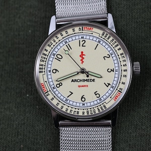 Könnte beinhalten: Silberfarbene Archimede-Quarzuhr mit cremefarbenem Zifferblatt und Mesh-Armband. Das Zifferblatt hat schwarze Ziffern, ein rotes Medizinsymbol und eine Pulsmessskala. Die Uhr hat eine Startanzeige.