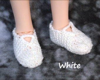 Handgestrickte Mary Jane Style Hausschuhe für MSD und MDD BJDs passend zu unseren Pyjamas.