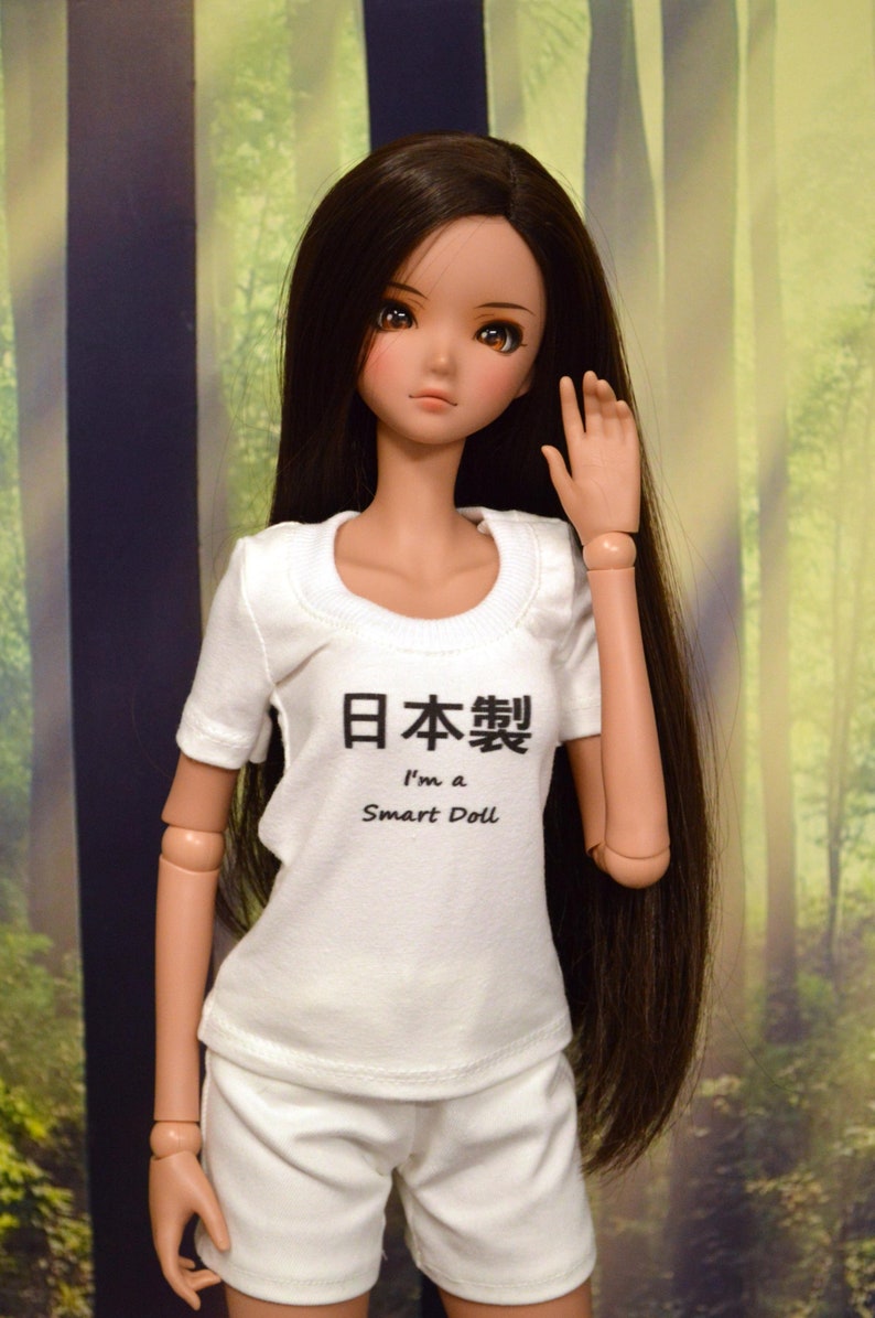White graphic T-shirt for Smart Doll Classic with black Japanese and English writing that says, "I'm a Smart Doll." Jewel neckline is finished with white ribbing.