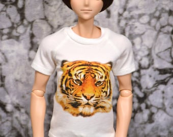 Las camisetas gráficas de Smart Doll Guy con opciones musicales también se adaptan a las BJD de 62 a 64 cm.