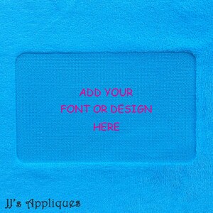 Könnte beinhalten: Ein leuchtend blauer Stoff mit einem rechteckigen Ausschnitt. Der Ausschnitt enthält den Text "ADD YOUR FONT OR DESIGN HERE" in Pink.