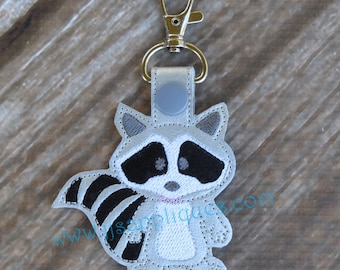 Direct downloaden - ITH wasbeer-sleutelhangerontwerp - Woodland Critter Embroidery Feltie-sleutelhanger - 4 x 4, 5 x 7 hoepels