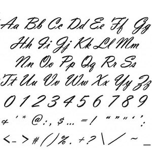 Könnte beinhalten: Ein Schwarzweißbild eines handgeschriebenen Alphabets und Zahlen. Die Buchstaben sind in Kursivschrift und die Zahlen in einem ähnlichen Stil. Es sind auch Satzzeichen und Symbole enthalten.