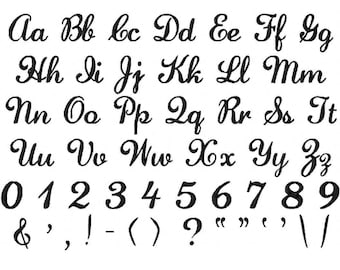 Könnte beinhalten: Ein Schwarzweißbild des Alphabets in einer kursiven Schriftart, zusammen mit Zahlen und Satzzeichen.