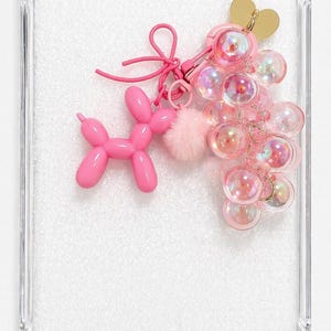 Peut inclure: Ensemble de trois tasses en céramique avec une finition mate et mouchetée. Les tasses sont dans des tons crème, gris clair et gris foncé. Chaque tasse a un design simple et minimaliste, parfait pour le café ou le thé.