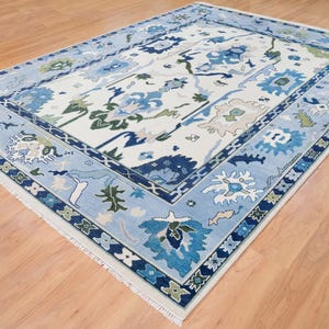 Clear shot of the hand-bound edges and authentic fringes of this 8x10 turkish rug.