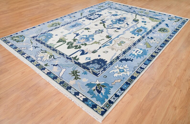 Clear shot of the hand-bound edges and authentic fringes of this 8x10 turkish rug.