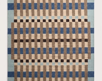 Geometrischer blauer Teppich, Wollteppich im Mid-Century-Modern-Stil, Flachgewebeteppich mit Farbblockmuster, Wohnzimmerteppich in Taupe und Beige, skandinavischer Läufer