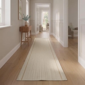 Close up of the authentic flat weave texture showing the sharp yet subtle contrast between the warm beige stripes and the off-white background, an authentic Tapis tissé à plat superior to printed mats.