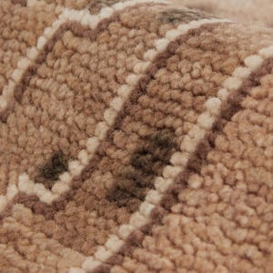 Clean layout demonstrating how this tribal masterpiece anchors a chic Teppich Wohnzimmer, functioning perfectly as a focal point among your favorite Cool rugs, and easily adaptable into high-traffic runner rugs.