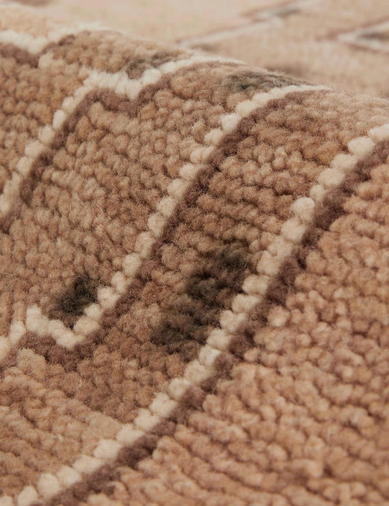 Clean layout demonstrating how this tribal masterpiece anchors a chic Teppich Wohnzimmer, functioning perfectly as a focal point among your favorite Cool rugs, and easily adaptable into high-traffic runner rugs.