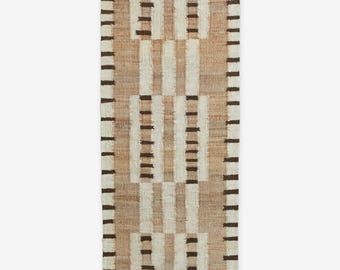 Könnte beinhalten: Ein rechteckiger Läufer mit einem gewebten Muster aus vertikalen Streifen in Beige-, Hellbraun- und Cremetönen. Das Design umfasst dunkelbraune horizontale Striche, die in Spalten entlang der Ränder und in der Mitte angeordnet sind.