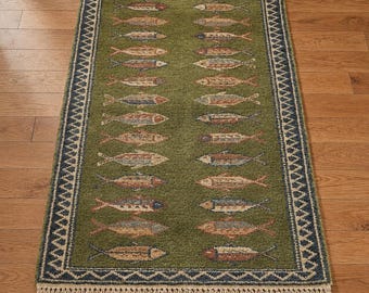 Olivgrön matta Vintage handknuten matta Fiskmotivmatta Marinblå matta Anpassade mattor Boho-inredning Grön ullmatta Handgjorda mattor Coola mattor