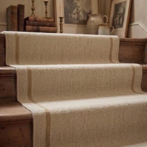 Detailed edge craftsmanship highlighting the tight tension of the light beige border stripe, an authentic Bhadohi artisan piece that easily outshines a generic nordic knots rug dupe.