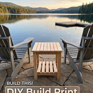 Peut inclure: Une table d'appoint en bois clair avec un plateau à lattes et une étagère inférieure, placée entre deux chaises Adirondack grises. L'image contient le texte : Outdoor Side Table, BUILD THIS! DIY Build Print, YOUR NEXT GREAT WEEKEND PROJECT.