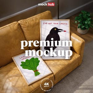 Poster Mockup PSD, Bilderrahmen Mockup, modernes Wohnzimmer Mockup, gemütliches Ledersofa Szene, ultra realistisch 4K, Wand Kunst Mockup, sofort Download