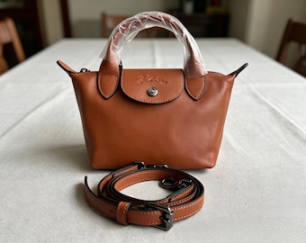 Bolso de mano/bandolera mini Longchamp de piel de becerro marrón con correa ajustable para el hombro, compacto y portátil. El regalo perfecto para ella.