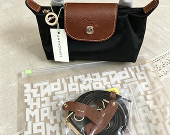 Longchamp black mini crossbody bag, with an adjustable shoulder strap, is small and portable, making it the perfect gift for her.