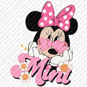 Puede incluir: Una ilustraci&oacute;n gr&aacute;fica de un personaje de rat&oacute;n de dibujos animados con un lazo rosa de lunares y gafas rosas en forma de coraz&oacute;n. El personaje se sit&uacute;a sobre la palabra "MINI" escrita en una fuente rosa estilizada y flores blancas.