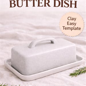 Puede incluir: Una taza de cerámica blanca con un asa negra y el texto "But First, Coffee" en negro, con una fuente de estilo manuscrito. La taza está sobre una superficie blanca.