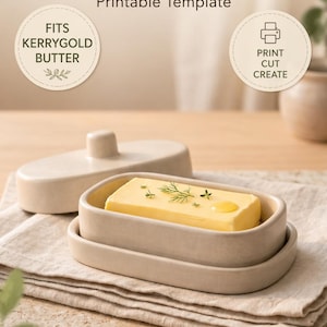 Könnte beinhalten: Beigefarbene Keramik-Butterdose mit Deckel, gefüllt mit einem gelben Butterstück. Die Dose steht auf einem gefalteten Tuch. Der Text auf dem Bild lautet "DIY CERAMIC BUTTER DISH" und "Printable Template". Maße in cm.