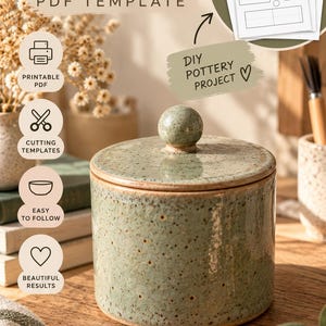 Könnte beinhalten: Ein gesprenkelter salbeigrüner Keramikbehälter mit passendem Deckel und rundem Knaufgriff. Das Bild enthält den Text Ceramic Container PDF TEMPLATE, DIY POTTERY PROJECT, PRINTABLE PDF, CUTTING TEMPLATES, EASY TO FOLLOW und BEAUTIFUL RESULTS.