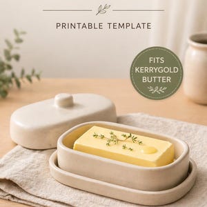 Puede incluir: Una mantequera de cerámica beige con tapa, que contiene una barra de mantequilla amarilla adornada con hierbas. El texto "DIY CERAMIC BUTTER DISH" y "PRINTABLE TEMPLATE" son visibles. El plato está diseñado para la mantequilla Kerrygold.