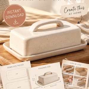 Puede incluir: Una plantilla de cerámica imprimible para una mantequera con el texto PRINTABLE BUTTER DISH POTTERY TEMPLATE. La plantilla incluye diagramas con dimensiones de 8 cm por 11 cm por 20 cm, instrucciones paso a paso y una mantequera beige terminada.