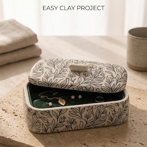Puede incluir: Joyero abierto con un diseño floral en la tapa y los lados. El interior está forrado con tela verde. El texto "JEWELRY BOX TEMPLATE" y "EASY CLAY PROJECT" son visibles. El texto "BEGINNER FRIENDLY PDF" también es visible.