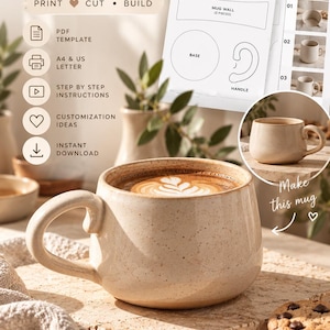 Könnte beinhalten: Eine DIY-Töpfervorlage für einen runden Becher mit gedruckter Anleitung, Vorlagenteilen für Becherwand, Boden und Henkel sowie Beispielen für fertige Becher mit verschiedenen Texturen, Stempeln und Glasuren.