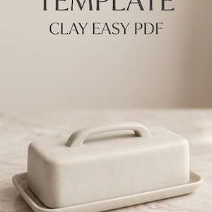 Könnte beinhalten: Eine hellbeige Butterdosen-Vorlage mit rechteckiger Basis und Deckel mit Griff. Der Text "BUTTER DISH TEMPLATE" und "CLAY EASY PDF" wird über der Schale angezeigt. Ein kleiner Kreis mit dem Text "BEGINNER FRIENDLY" befindet sich in der unteren rechten Ecke.