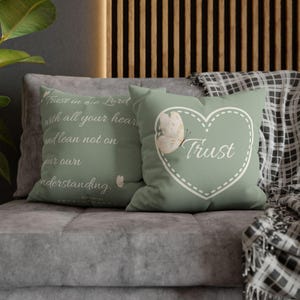 Kussensloop Trust in the Lord | Hoofdkussen Spreuken 3:5 | Salie Christian Sierkussen | Cadeau cadeau geloof
