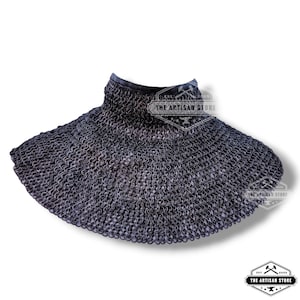 Gorguera de malla metálica de 6 mm con anillos redondos alternados y anillos sólidos, remachada en acero dulce y con cuello cosido de cuero marrón.