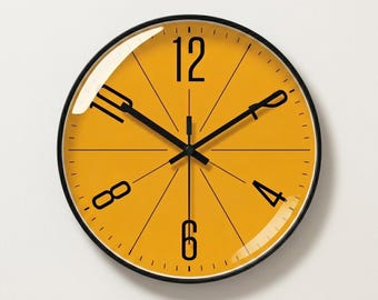Könnte beinhalten: Eine runde Wanduhr mit schwarzem Rahmen und leuchtend gelbem Zifferblatt. Die Uhr hat schwarze Zeiger und schwarze Ziffern an den Positionen 12, 4, 6, 8 und 10 Uhr. Das Zifferblatt der Uhr hat ein glänzendes Finish.