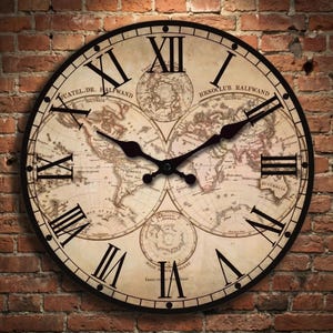 Peut inclure: Une horloge murale ronde avec un cadre noir et un motif de carte vintage. Le cadran de l'horloge comporte des chiffres romains et des aiguilles noires. L'horloge est fixée sur un mur de briques rouges.