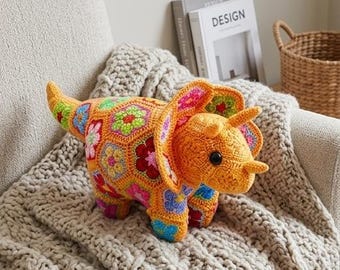 Triceratops Amigurumi Muster, Blumen Dinosaurier Plüsch Stofftier gehäkelt (PDF Download)
