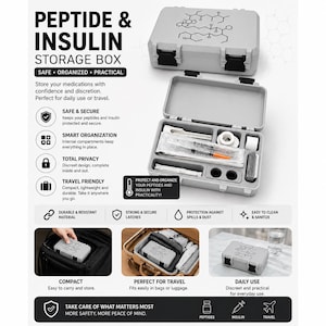 Op de afbeelding: Een lichtgrijze rechthoekige opbergdoos voor peptiden en insuline met zwarte sluitingen en een chemische structuurafbeelding op het deksel. Het interieur heeft voorgevormde vakken met een injectiespuit, flesjes en medische benodigdheden.