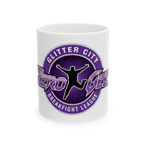 Puede incluir: Taza de cerámica blanca con el texto "Glitter City Zero Geeks Breakfight League" en morado y blanco. El diseño incluye la silueta de una persona saltando con los brazos extendidos sobre un fondo estrellado.