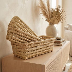 Puede incluir: Una taza de cerámica hecha a mano con un esmalte moteado de color crema. La taza presenta un cuerpo ancho y redondeado y un asa robusta. El diseño es simple y elegante, perfecto para disfrutar de café o té. La taza mide aproximadamente 10 cm de alto.