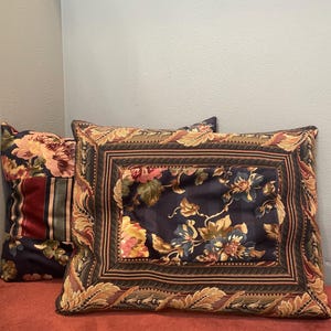 Conjunto de almofadas decorativas vintage dos anos 90 em tapeçaria com estampa floral e listras, nas cores bordô, azul marinho, bege e sálvia.