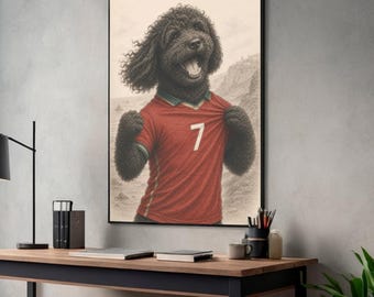 Póster mural de perro de fútbol portugués, lámina de perro de agua portugués para fútbol, regalo para aficionados al Mundial, póster divertido de mascotas deportivas, descarga digital para habitación infantil.