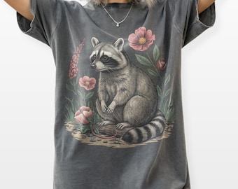 Camiseta vintage con estampado floral de mapache, camiseta gráfica con ilustración de flores silvestres del bosque, camiseta Cottagecore Wildlife Comfort Colors®