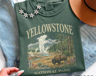 Camiseta vintage del Parque Nacional de Yellowstone, camiseta gráfica con ilustración de paisaje de montaña con géiseres y bisontes, regalo ideal de Wyoming Nature Comfort Colors®