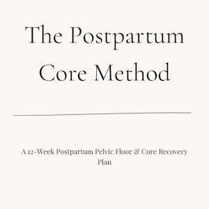 Op de afbeelding: Een crèmekleurige boekomslag met de titel "The Postpartum Core Method" in een schreefletter. Onder de titel staat een horizontale lijn en daaronder de tekst "A 12-Week Postpartum Pelvic Floor & Core Recovery Plan."