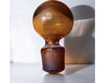 Tapón de decantador de vidrio ámbar vintage, redondo, con parte superior abombada y base esmerilada de 3,25 pulgadas.