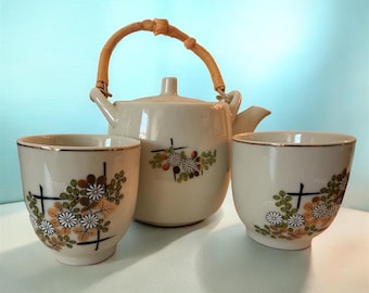 Zestaw do herbaty w stylu vintage w stylu japońskim: czajniczek, 2 filiżanki, uchwyt bambusowy, ceramika z połowy XX wieku z kwiatowym wzorem